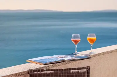 Pića u objektu Apartments Sinovcic with terrace & sea view, 4 min walk to the beach