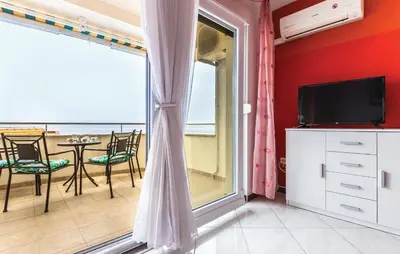TV i/ili zabavni centar u objektu 1 Bedroom Beautiful Apartment In Makarska