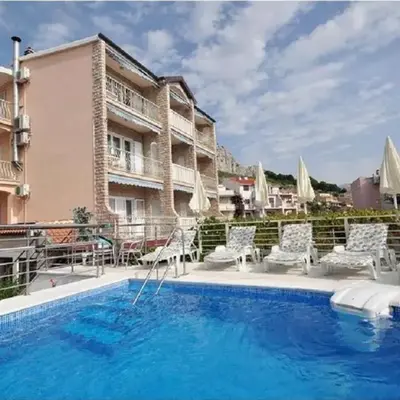 Spacious apt w pool and sea view 2 min to beach