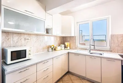Kuhinja ili čajna kuhinja u objektu A 8 apt w terrace & sea view 4 min walk to beach