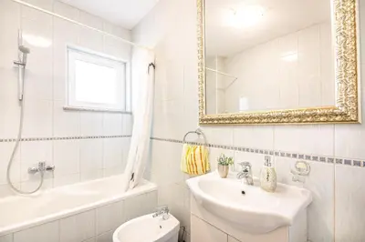 Kupaonica u objektu A 8 apt w terrace & sea view 4 min walk to beach