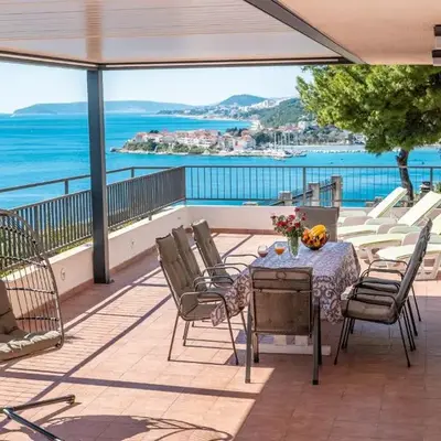 A 8 apt w terrace & sea view 4 min walk to beach