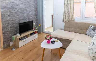 TV i/ili zabavni centar u objektu Beautiful Apartment In Makarska With Wifi