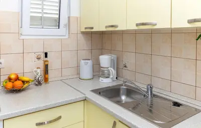 Kuhinja ili čajna kuhinja u objektu Beautiful Apartment In Makarska With Wifi