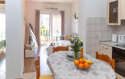 Kuhinja ili čajna kuhinja u objektu Beautiful Apartment In Makarska With Wifi
