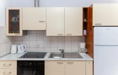 Kuhinja ili čajna kuhinja u objektu Beautiful Apartment In Makarska With Wifi