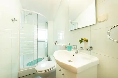 Kupaonica u objektu A 6 apt w terrace & sea view 4 min walk to beach