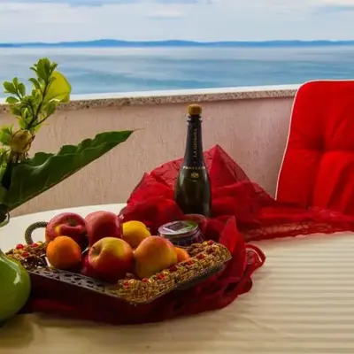 A 6 apt w terrace & sea view 4 min walk to beach