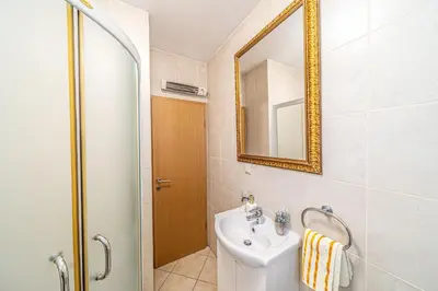 Kupaonica u objektu A 4 apt w terrace & sea view 4 min walk to beach