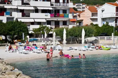 Gosti u objektu A 4 apt w terrace & sea view 4 min walk to beach