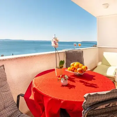 A 4 apt w terrace & sea view 4 min walk to beach