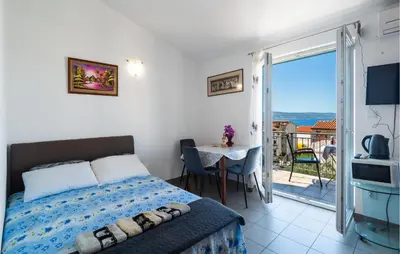 TV i/ili zabavni centar u objektu Awesome Apartment In Omis With Wifi