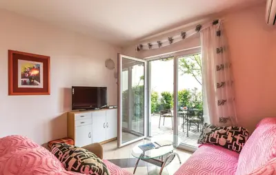 TV i/ili zabavni centar u objektu Nice Apartment In Makarska With House Sea View