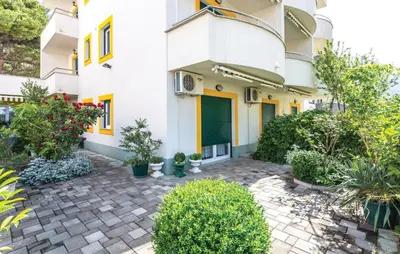 Vrt u objektu Nice Apartment In Makarska With House Sea View