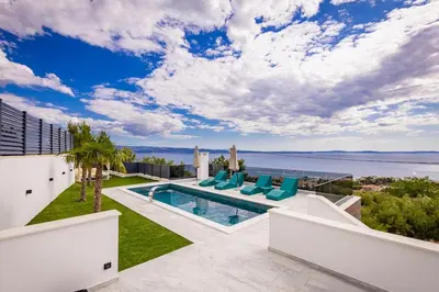 Bazen u objektu Villa Hanna-Dream Adriatic View ili u blizini