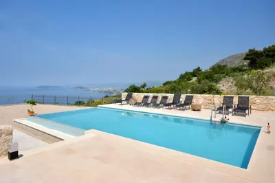 Bazen u objektu Villa View 4 You ili u blizini