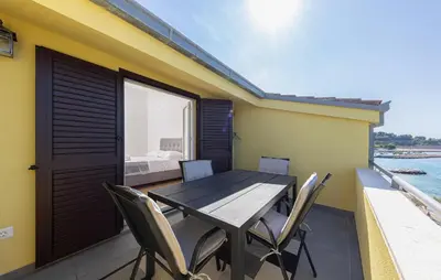 Balkon ili terasa u objektu Lovely Apartment In Dugi Rat With Wifi