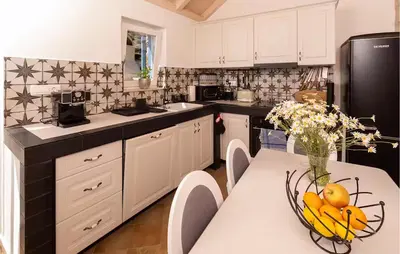 Kuhinja ili čajna kuhinja u objektu 3 Bedroom Stunning Home In Zarace