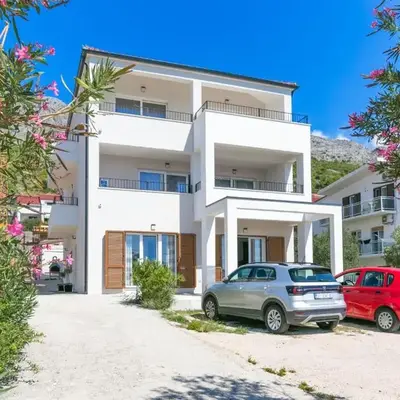 Family friendly seaside apartments Duce