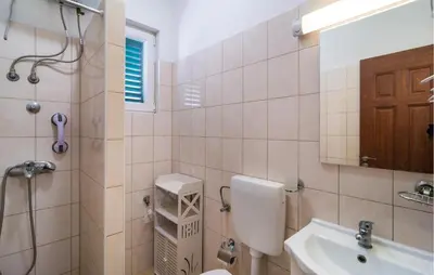 Kupaonica u objektu 1 Bedroom Awesome Apartment In Omis