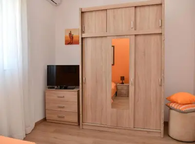 TV i/ili zabavni centar u objektu Apartments Near Sea Supetar