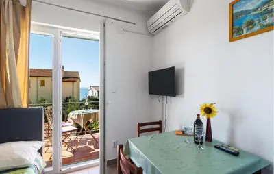 TV i/ili zabavni centar u objektu Nice Apartment In Omis With Wifi