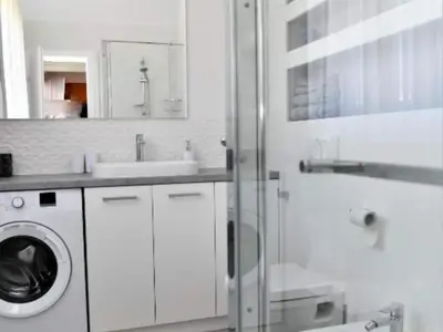 Kupaonica u objektu Two Bedroom Apartment with Balcony and Garden View