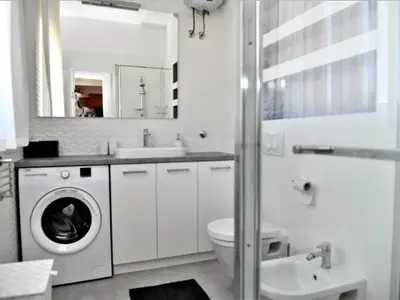 Kupaonica u objektu Two Bedroom Apartment with Balcony and Garden View