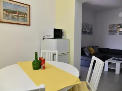 TV i/ili zabavni centar u objektu Two Bedroom Apartment with Balcony and Garden View
