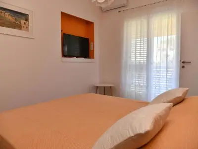 Krevet ili kreveti u jedinici u objektu Two Bedroom Apartment with Balcony and Garden View