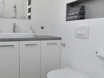 Kupaonica u objektu Two Bedroom Apartment with Balcony and Garden View