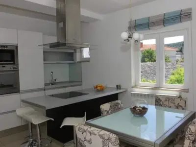 Kuhinja ili čajna kuhinja u objektu Three Bedroom Apartment A4 2
