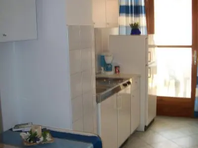 Kuhinja ili čajna kuhinja u objektu Dugi Rat Seaside Apartments - 2 Bedroom 3
