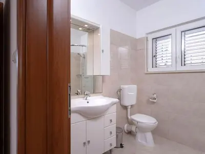 Kupaonica u objektu One Bedroom Apartment with Balcony and Sea View 2