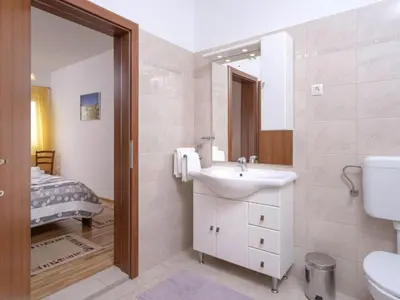 Kupaonica u objektu One Bedroom Apartment with Balcony and Sea View 2