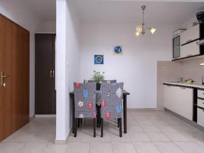 Kuhinja ili čajna kuhinja u objektu One Bedroom Apartment with Balcony and Sea View 2
