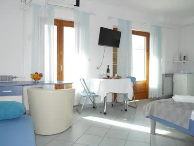 TV i/ili zabavni centar u objektu Dugi Rat Seaside Apartments - Studio Apartment 2