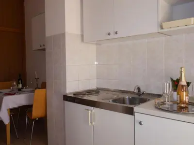 Kuhinja ili čajna kuhinja u objektu Dugi Rat Seaside Apartments - 2 Bedroom 6