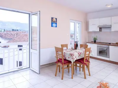 Kuhinja ili čajna kuhinja u objektu One Bedroom Luxury Apartment with Balcony and Sea View 1