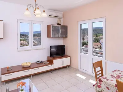 TV i/ili zabavni centar u objektu One Bedroom Luxury Apartment with Balcony and Sea View 1