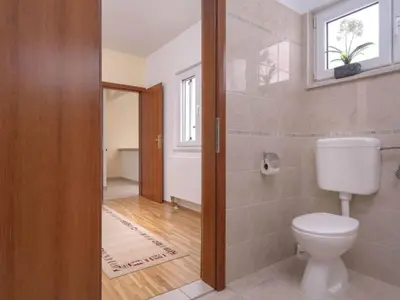 Kupaonica u objektu One Bedroom Apartment with Balcony 3