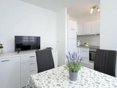 Kuhinja ili čajna kuhinja u objektu One Bedroom Apartment with Terrace and Sea View 4