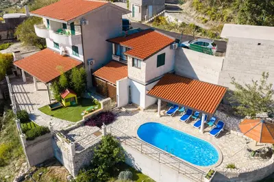 Bazen u objektu Villa Marevista ili u blizini