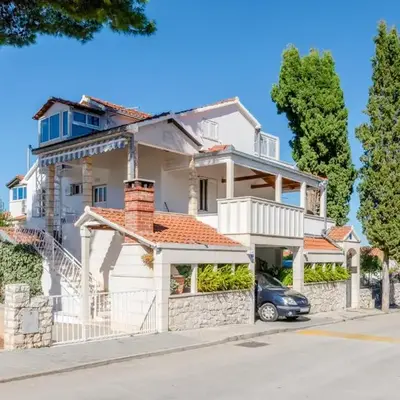 Apartments by the sea Mirca