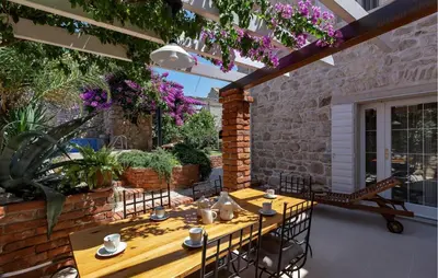 Popločani dio dvorišta ili vanjski dio objekta Stunning Home In Sutivan