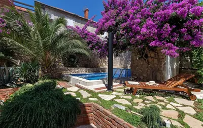 Bazen u objektu Stunning Home In Sutivan ili u blizini