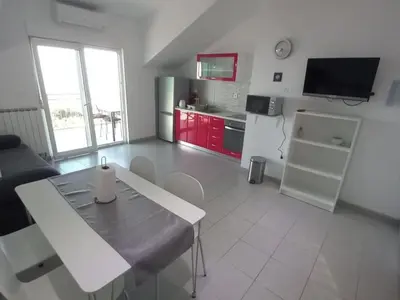TV i/ili zabavni centar u objektu One Bedroom Apartment with Balcony and Sea View