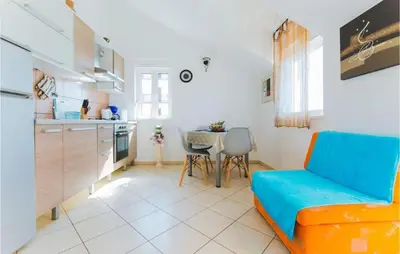 Kuhinja ili čajna kuhinja u objektu Gorgeous Apartment In Omis With Wifi