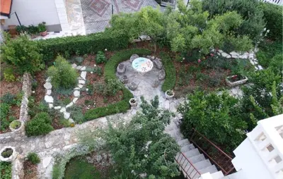 Vrt u objektu Gorgeous Apartment In Omis With Wifi