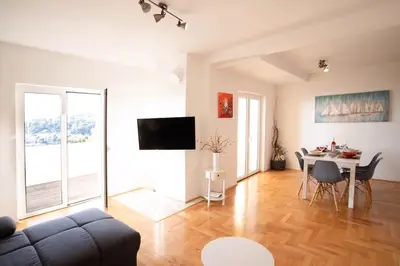 TV i/ili zabavni centar u objektu Meerblick Apartment mit großer Sonnenterrasse für 6 Personen